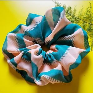HANDMADE TURQUOISE ANS CREAM COLOR SCRUNCHIE